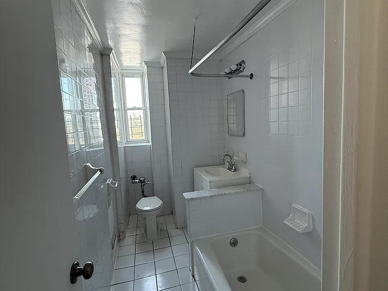 650 Victory Blvd #3 — Photo 5