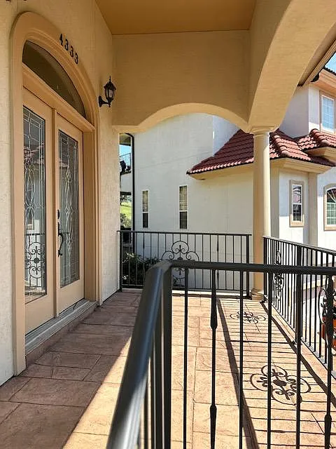 4 bed, 3.5 bath, 2500 sqft, $2,700 — Photo 2