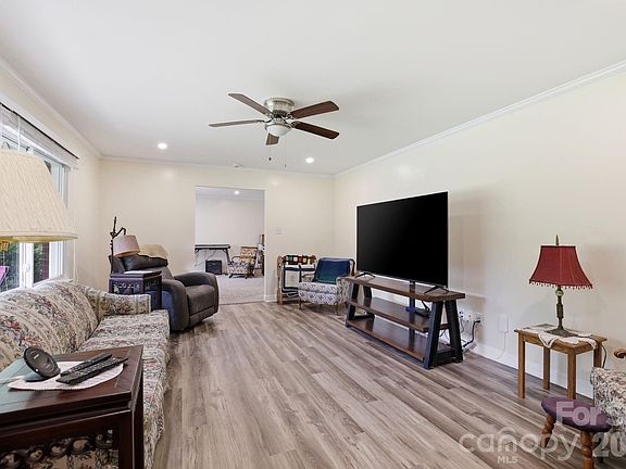 4th image of 364 Dana Dr