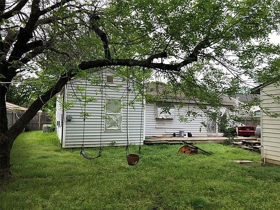 3rd image of 310 Charles Dr