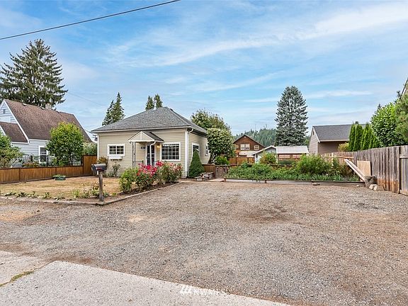 3rd image of 827 Orange Avenue