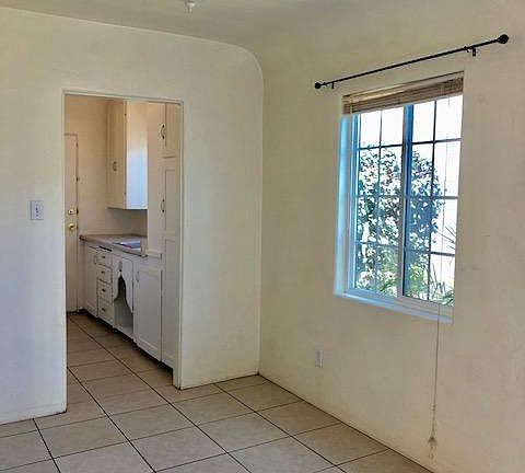 4th image of 4018 Menlo Ave