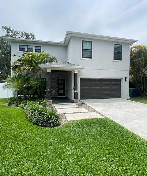 3404 W Hawthorne Rd — Photo 1