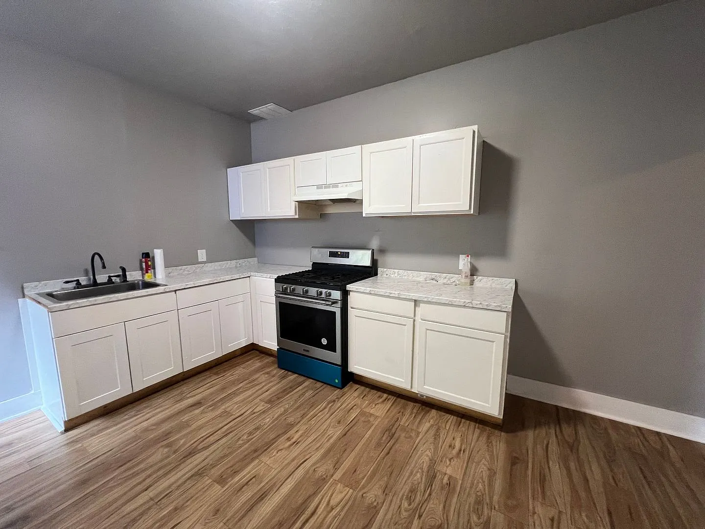 Single 3 BR House, close to downtown Lancaster — Photo 3