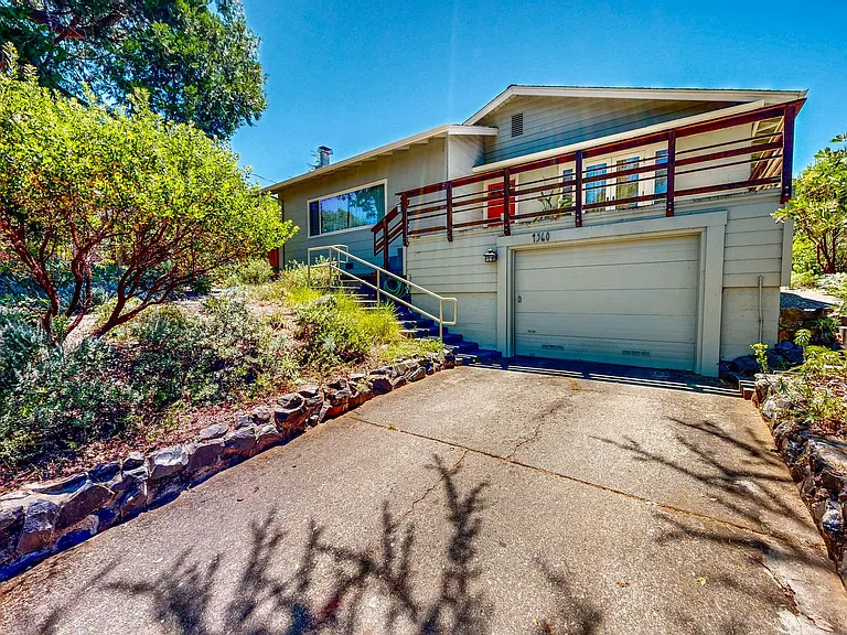 4560 Sullivan Ct — Photo 3