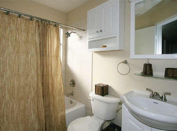Light and color join forces to give all 3 baths a special freshness and brightness.