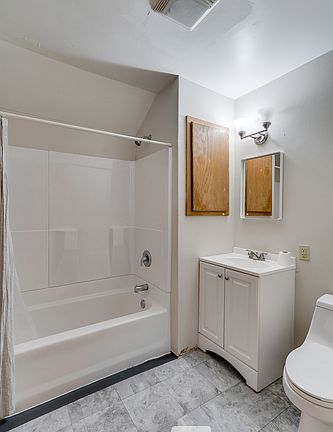 5th image of 925 Russell Ave N #1