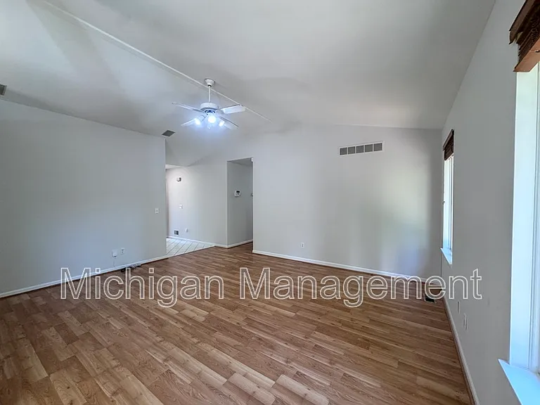 173 Algansee Dr — Photo 4