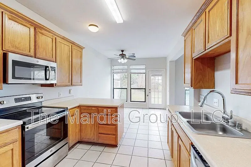 3 bed, 2.5 bath, 1378 sqft, $1,750 — Photo 4