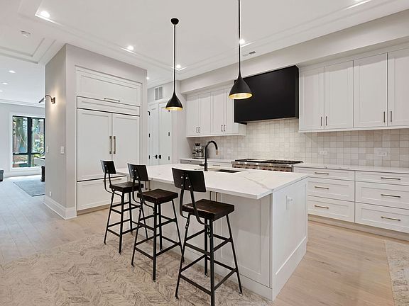 4th image of 822 W Altgeld St #Penthouse