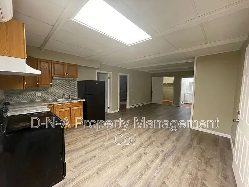 3 bed, 1.0 bath, 835 sqft, $1,650 — Photo 2
