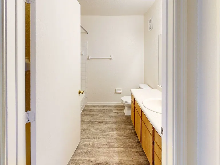 Lyons Gate Apartments — Photo 24