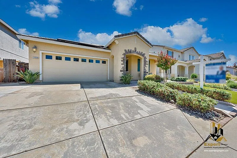 3 bed, 2.0 bath, 1919 sqft, $3,095 — Photo 2