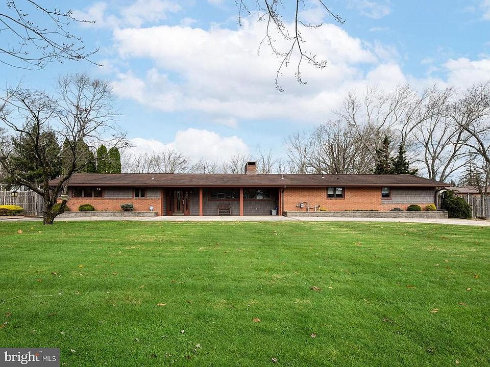 1st image of 208 Coari Ave