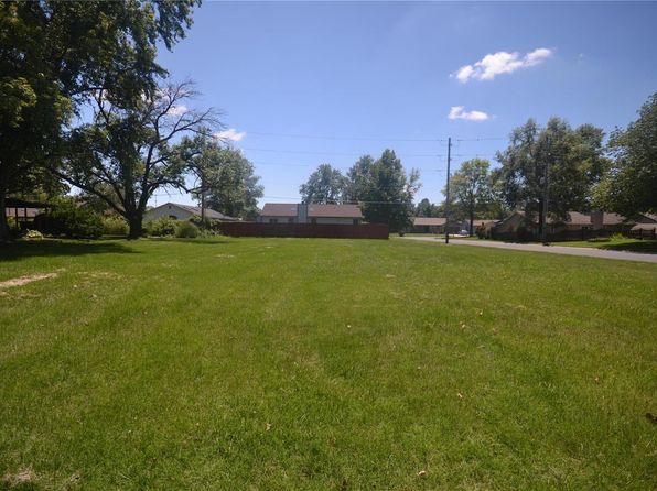 22 Elizabeth Dr, Belleville, IL 62226