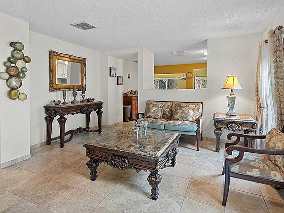 4th image of 225 Rona Ln