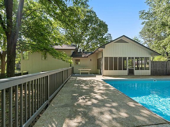 3rd image of 1433 Queen Anne Cir