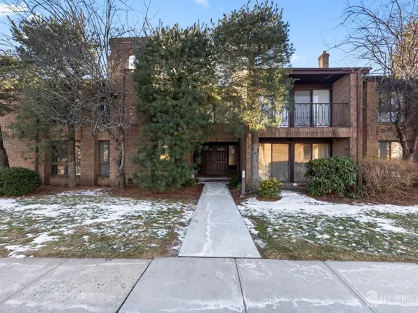 284 Willowbrook Dr, North Brunswick, NJ 08902