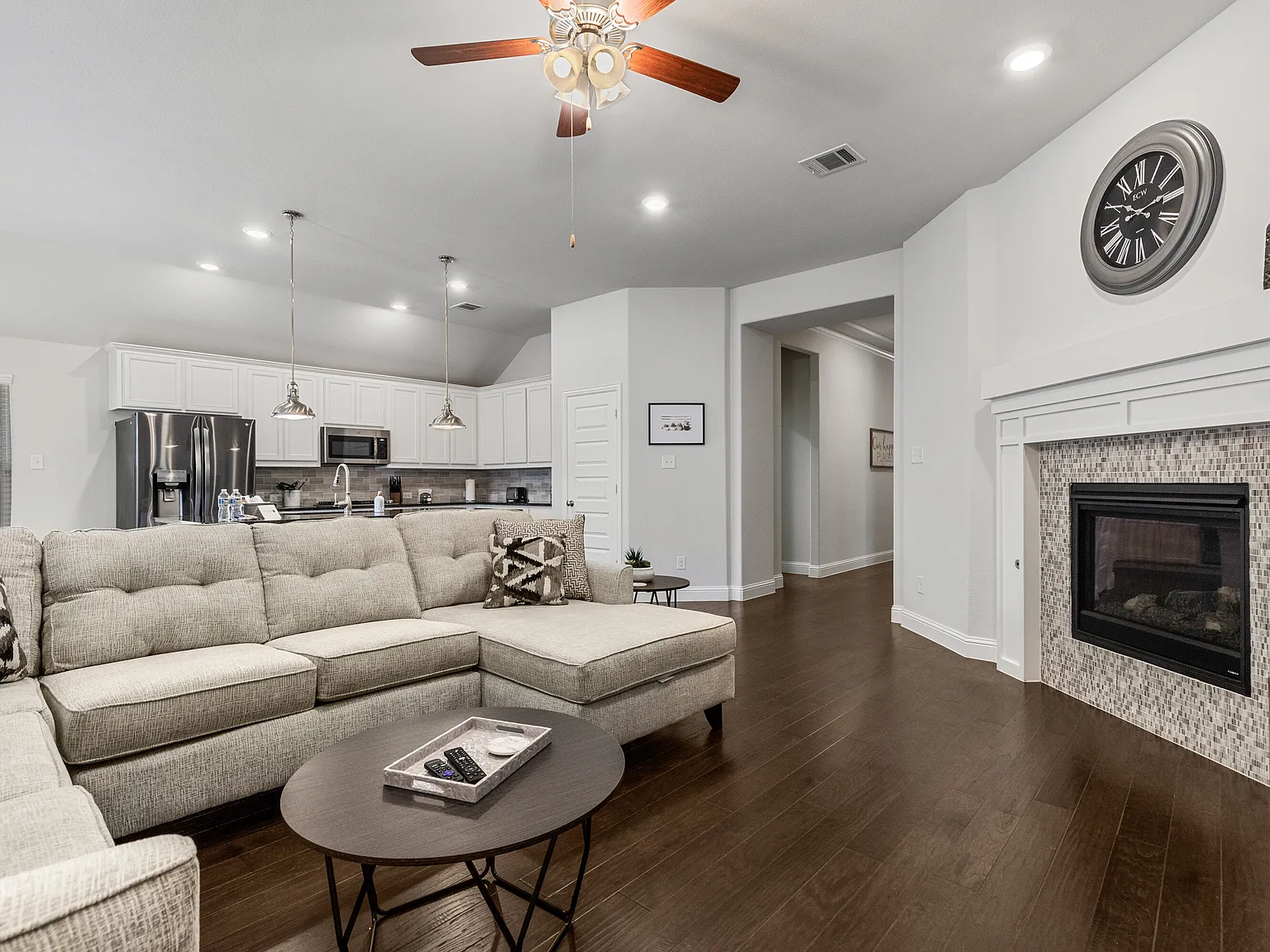 4 bed, 2306 sqft, $8,100 — Photo 4