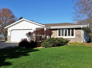 W286N6467 Highland Ct, Hartland, WI 53029