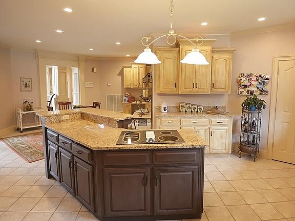 5th image of 83 Southwind Dr