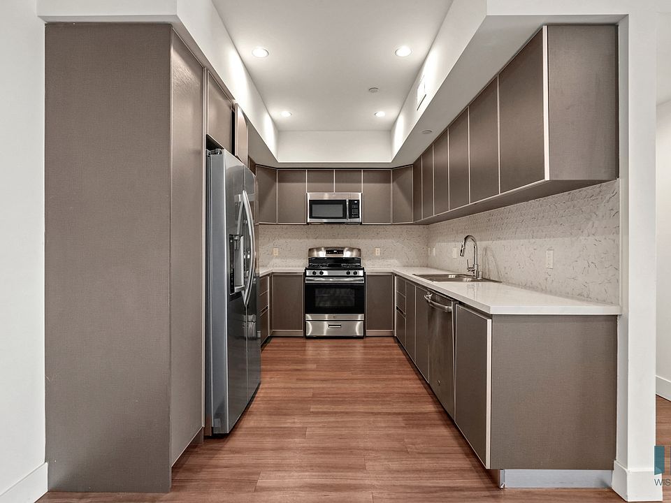 Full-Size Kitchen with Energy-Efficient Appliances and Ample Cabinet Storage