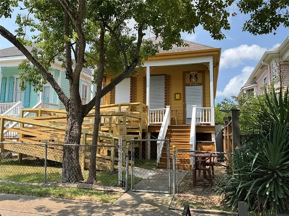 3722 Ursuline St, Galveston, TX 77550