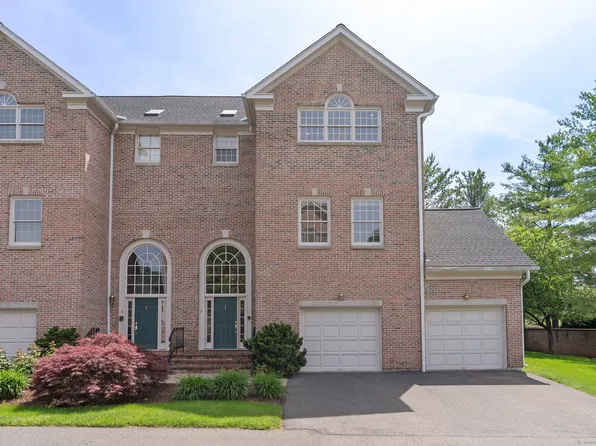 2 Governors Row #2, West Hartford, CT 06117