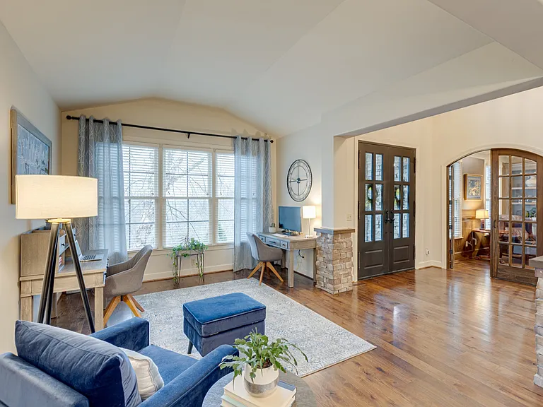 219 King Arthur Cir — Photo 4