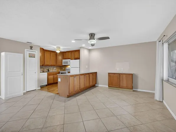 221 Coventry J, West Palm Beach, FL 33417