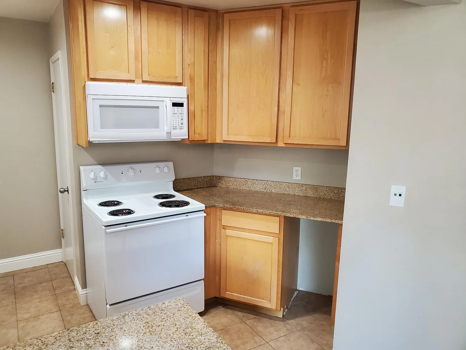 2 bed, 1.5 bath, 1108 sqft, $1,595 — Photo 2
