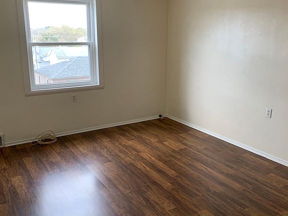 Living Room (13' x 16')