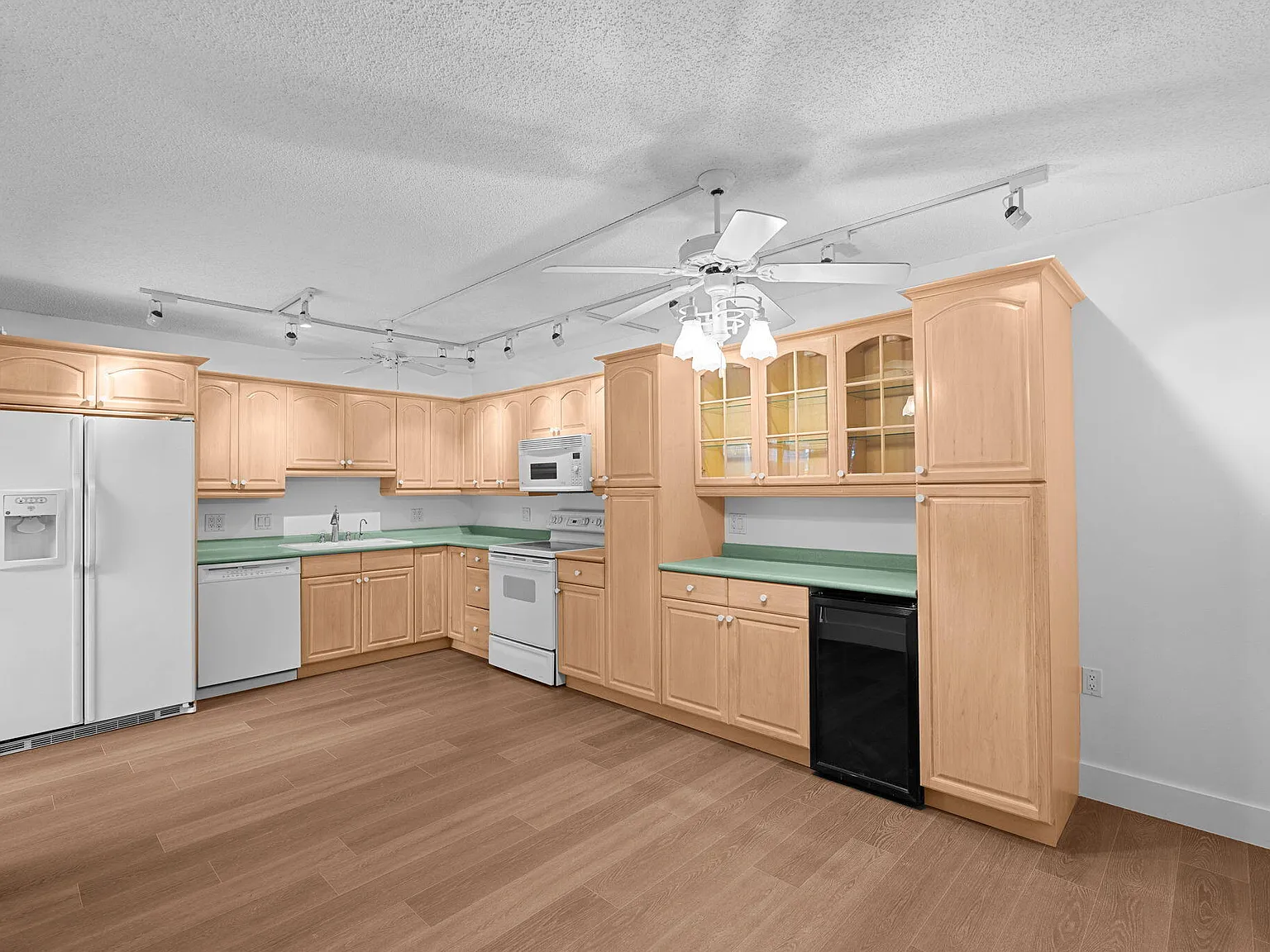3 bed, 3.0 bath, 1488 sqft, $3,050 — Photo 4