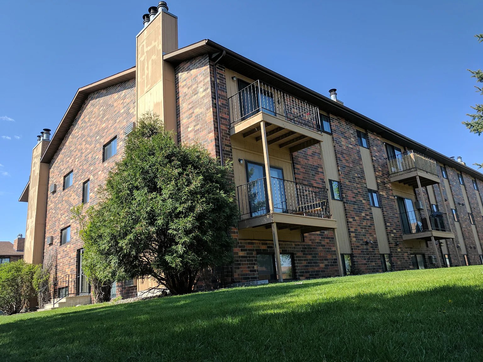 Autumn Brook Apartments — Photo 1