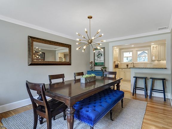 4th image of 25 Saint Lawrence Ave