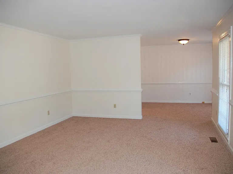 104 Dorchester Ln — Photo 6