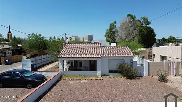 3 bed, 1150 sqft, $1,900 — Photo 1