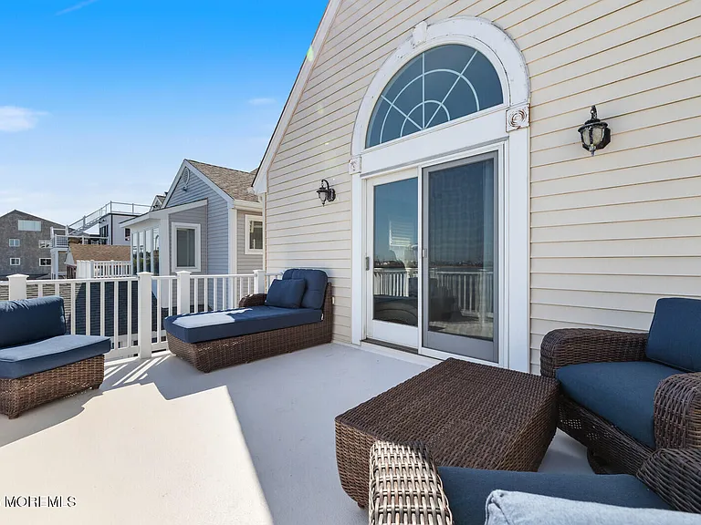 116 Sunset Dr N — Photo 30