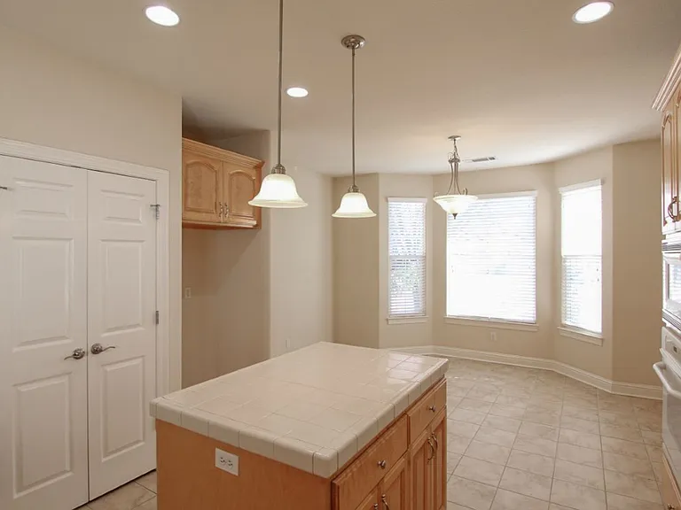 620 San Gabriel St — Photo 7