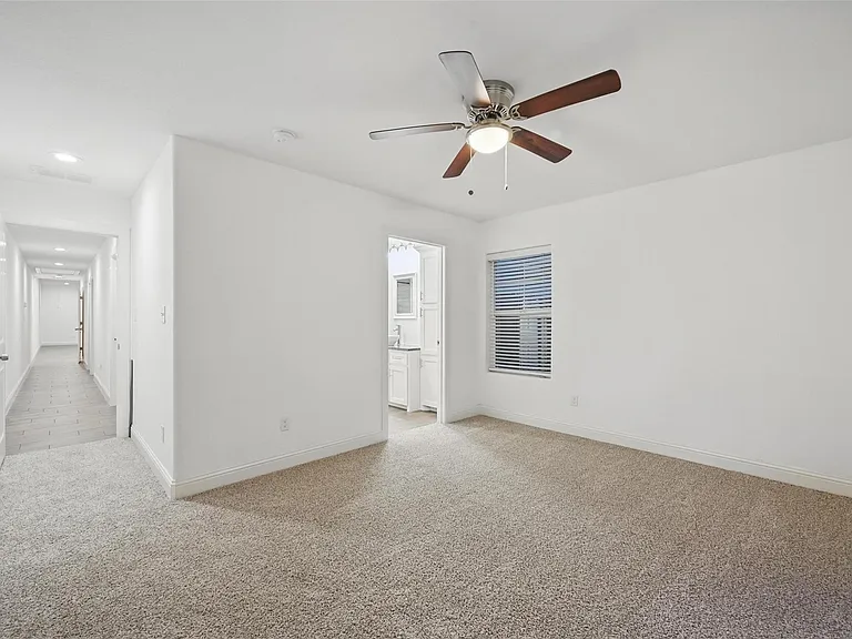 609 E Carter St — Photo 9