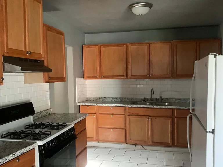 245 E Young Pl — Photo 29