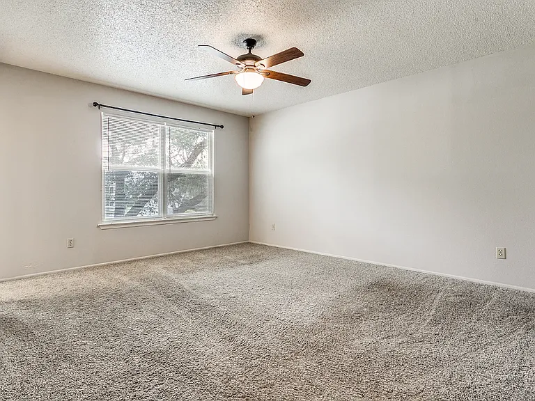 large & spacious bedroom with ensuite bathroom & walk-in closet