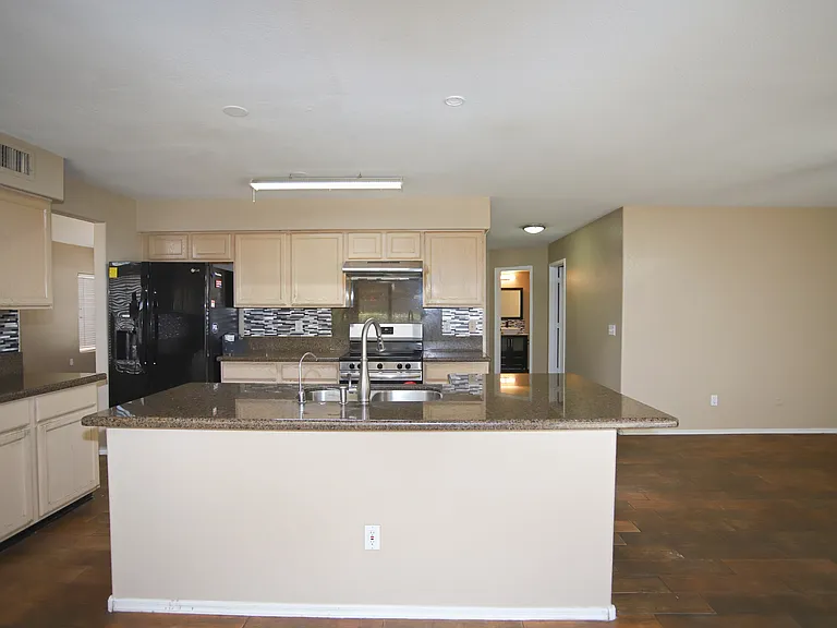 842 N Naples Dr — Photo 18