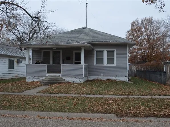 911 S 8th St, Oskaloosa, IA 52577