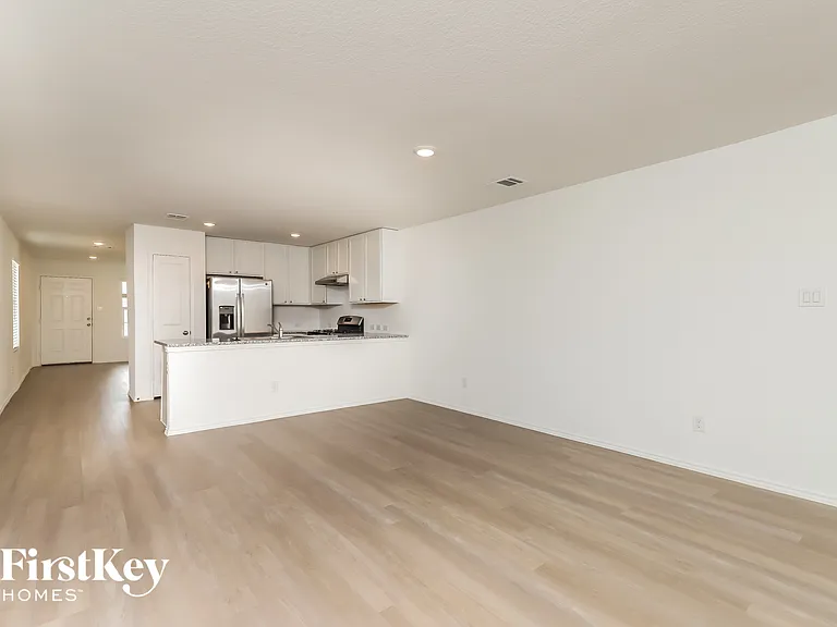 10610 McClintock Dr — Photo 4