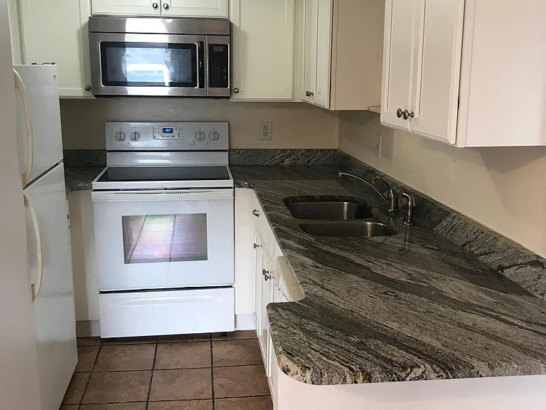 101 Old Ferry Rd #10C — Photo 19
