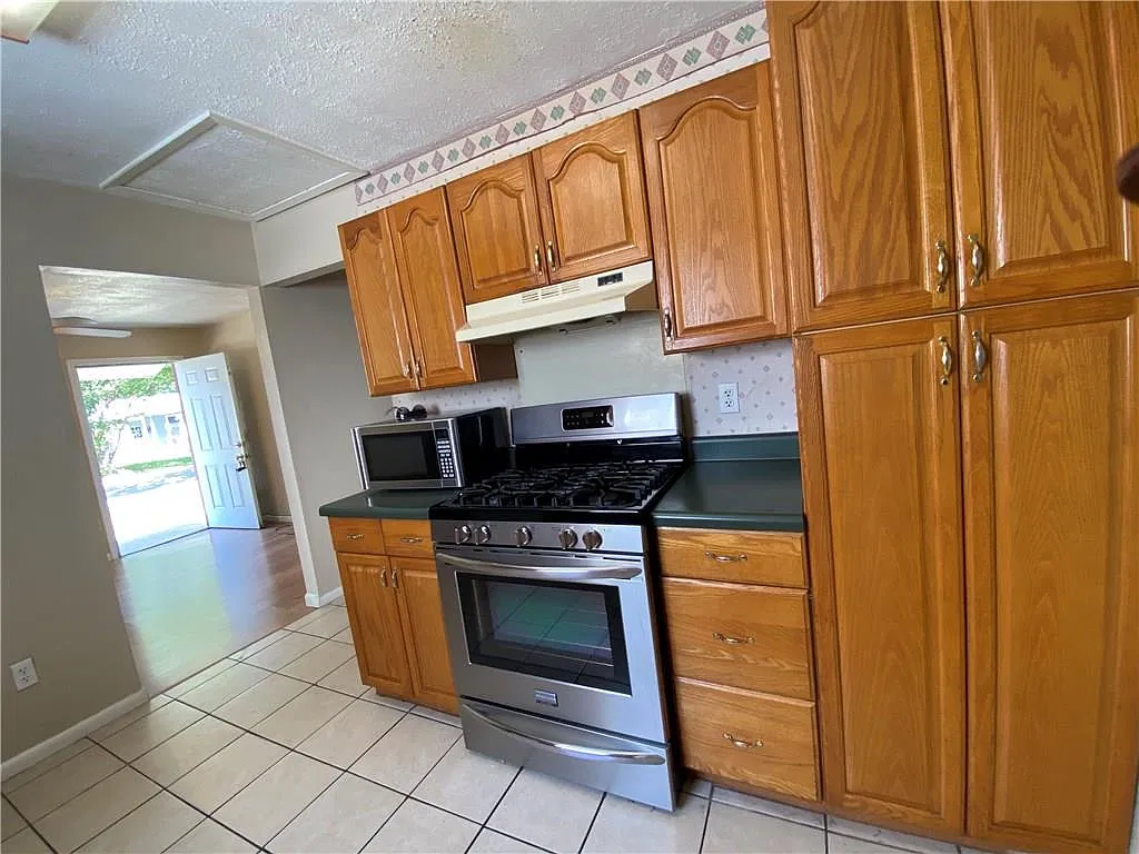 5 bed, 1760 sqft, $3,495 — Photo 4