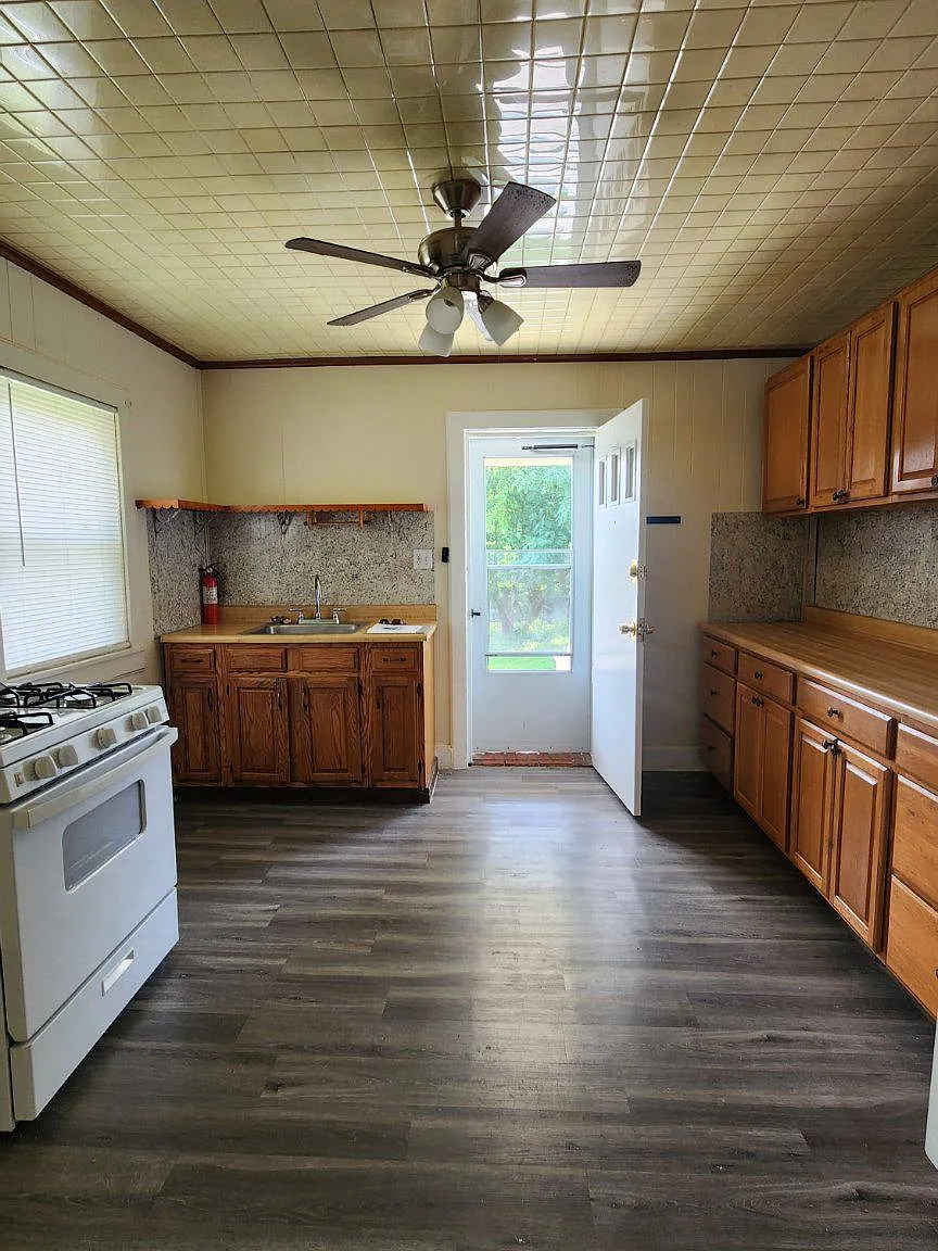3 bed, 1.0 bath, 936 sqft, $1,800 — Photo 2