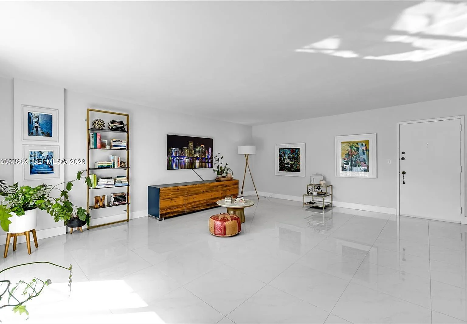 Ionian Plaza Condo — Photo 4