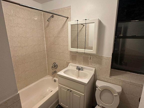 4th image of 538 W 50th St #1R
